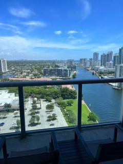 Beach Studio Apmt 2 Beds Queen - Hallandale Beach - 2