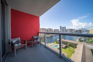 BeachWalk Studio Apmt 2 Beds w Beach Service - Hallandale Beach - 2