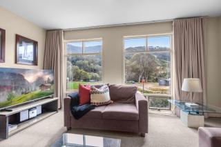 Village Green 2 Bedroom loft townhouse with views fireplace and garage parking - Thredbo - 8