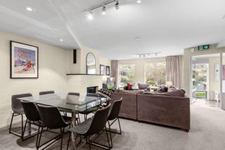 Village Green 2 Bedroom loft townhouse with views fireplace and garage parking - Thredbo - 6