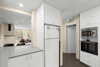 Village Green 2 Bedroom loft townhouse with views fireplace and garage parking - Thredbo - 3