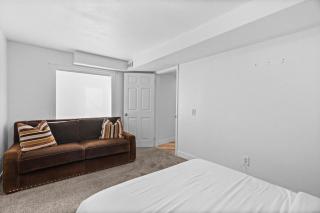 Modern Private Whole Unit 4 Bedroom Guest Suite King Bed - 5