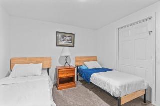 Modern Private Whole Unit 4 Bedroom Guest Suite King Bed - 2