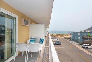 Ocean view renovated condo with balcony - 0