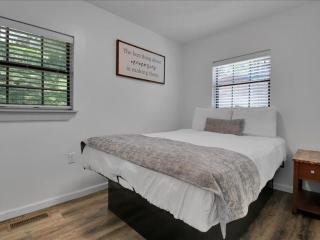 2BR Rustic Cabin with Views and Parking - 5