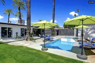 Modern Coachella Poolside Oasis - Indio - 9