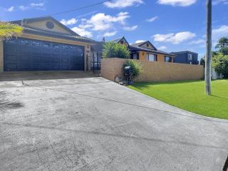 Our Haven: 4-Bed Escape Near Beach & Mogo Trails - 0
