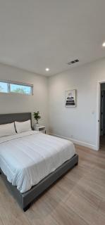 Modern 3 bedroom guest home in quiet area newly built 10 minutes to Rodeo Drive - Los Angeles - 2
