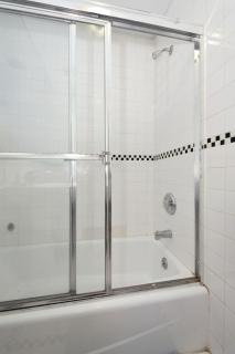 Midtown West 3 Bedroom Washer dryer and Dishwasher - 8
