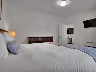 Luxurious 4BR Mountain Haven with Parking - 5