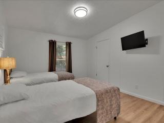 Luxurious 4BR Mountain Haven with Parking - 1