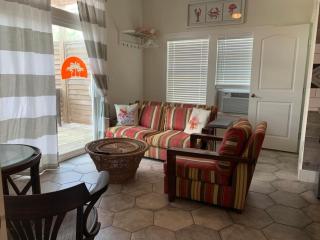 GIPH Sunset Suite Near the Pier - Galveston - 9