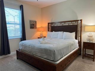 7613-8-BL-Only 10 minutes from Disney - 1