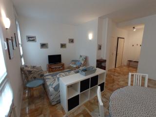 The Family Haven, large suite a few steps from the lake, with garage! - 2