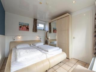 Stylish bungalow with BBQ by Belvilla - Sint Maartensvlotbrug - 9