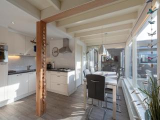 Stylish bungalow with BBQ by Belvilla - Sint Maartensvlotbrug - 1