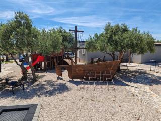 Mobile Home Toni with shared pool near beach - Pirovac - 4