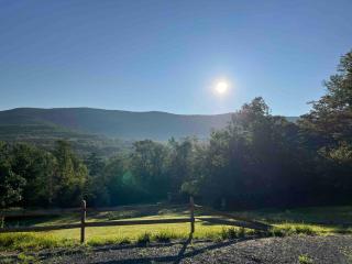 Pet-Friendly Bell Tent with Views of Taconic Mountains for a Great Escape in Nature in Petersburg, New York - Williamstown - 4