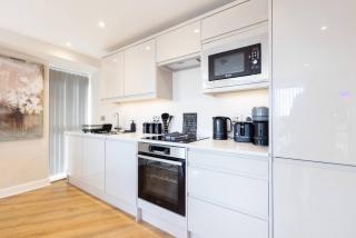 Modern City Apartment - Sleeps 4 & Walk to Arena - Leeds - 8