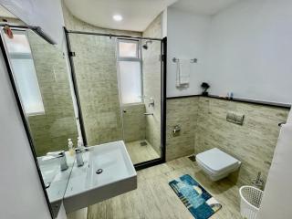 newly furnished two bedroom apartment with swimming pool, fully equipped gym, private parking space,children playground and unbeatable scenic city views - Nairobi - 7