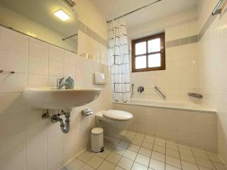 STA1115 gut geschnittene Monteurwohnung mit Balkon - Stamsried - 3