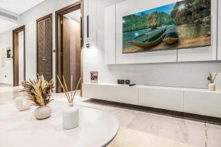 Luxury 1BR in Downtown Dubai with Burj Khalifa Views, Pool, Gym & Free Parking - 1