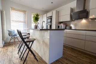 Month Stays Central 4 Bedroom House by Brookland Stays Serviced Accommodation & Short Lets in Cheltenham - 4