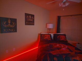 OMG! Adults Only Fun - Word of the Day Pineapples Sleeps 3 Maybe 4 Wink Wink - INSTANT BOOKING Pools & Clubhouse still Open - 5