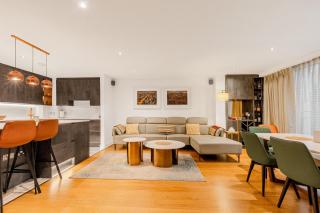 Upscale 3BR Apt w balcony, 3min railway station - London - 8