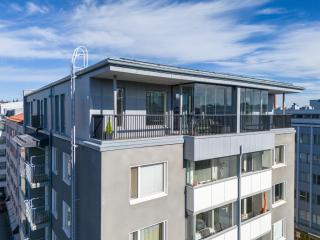 Luxurious 1BR Penthouse with Private Balcony - 5