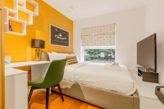 Upscale 3BR Apt w balcony, 3min railway station - London - 3