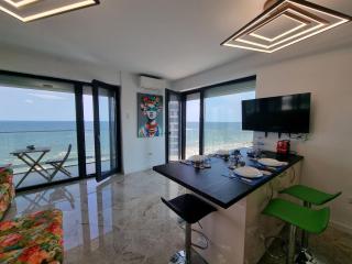 Queen Of the Sea- Endless Summer Mamaia Nord Apartaments - 5