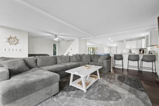Lakefront - Spacious Family Getaway with Dock! - - 4