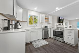 Lakefront - Spacious Family Getaway with Dock! - - 5