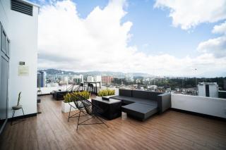 Céntrico Apt en zona 10 con Parqueo, GYM y Terraza - - 4