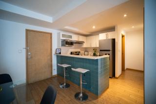 Céntrico Apt en zona 10 con Parqueo, GYM y Terraza - - 1