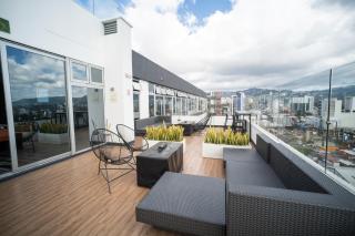 Céntrico Apt en zona 10 con Parqueo, GYM y Terraza - - 5