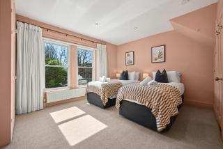 3-BR Stunning Central Open Plan Home, Sleeps 6 with Private Off-Road Parking and Private Garden - LONG TERM SPECIAL OFFER!! - by Blue Puffin Stays - Winchester - 0