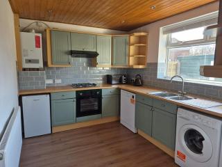 3-bedroom House W Free Parking, Near Man Airport! - Manchester - 0