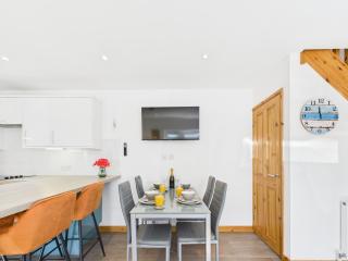 Surf View by Signature Stays - Newquay House with Pool - Parking - Sleeps 6 - 6