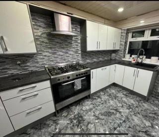 Smethwick - House - Sleeps 8 - Parking - Birmingham - 6