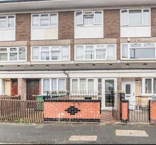 Smethwick - House - Sleeps 8 - Parking - 9