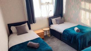 Smethwick - House - Sleeps 8 - Parking - Birmingham - 5
