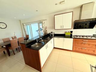 Stunning Spacious Home - Bristol - 2