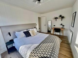 Kingfisher - Luxurious Off-Grid Eco Cabin with Riverviews - Market Drayton - 8