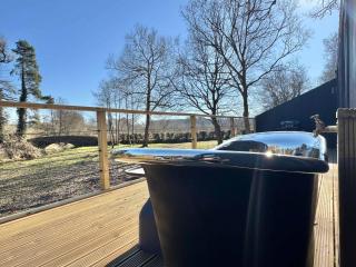Kingfisher - Luxurious Off-Grid Eco Cabin with Riverviews - Market Drayton - 7