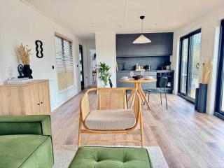 Kingfisher - Luxurious Off-Grid Eco Cabin with Riverviews - Market Drayton - 5