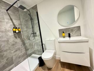 Kingfisher - Luxurious Off-Grid Eco Cabin with Riverviews - Market Drayton - 4