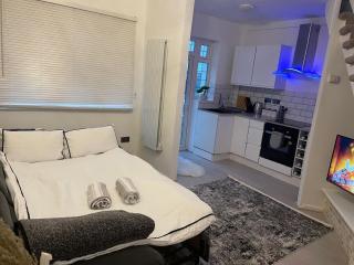Modern Cozy home - Watford - 5