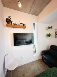 Art-filled Loft 180 Views, Rooftop Pool, Parking - 9